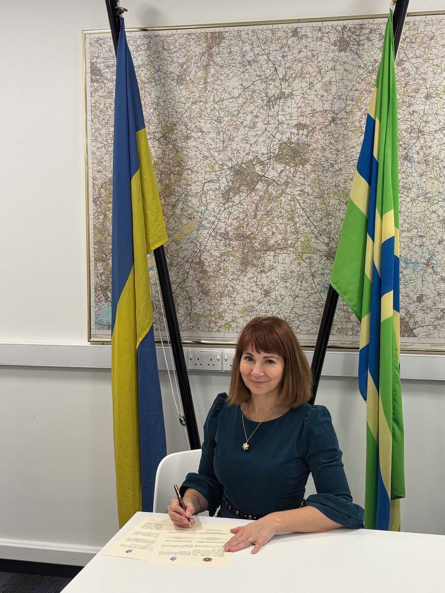 Cllr Lisa Spivey, Leader of Gloucestershire County Council, signs the agreement with the Zaporizhzhia Regional State Administration