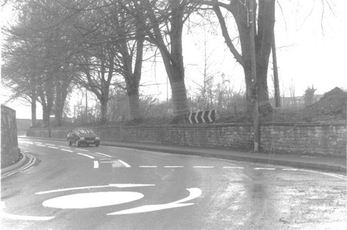 A car driving on a road

AI-generated content may be incorrect.