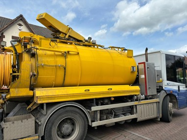 Gully emptying vehicle