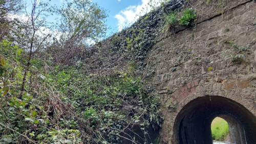 Photo of the side of the stone bridge